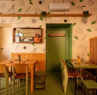 Interni del locale Maido street food giapponese a Milano