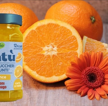 Vasetto Natù arance Rigoni di Asiago con arance fresche sullo sfondo