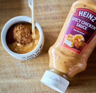 Heinz Spicy Chicken Sauce con crocchetta di pollo fritta.