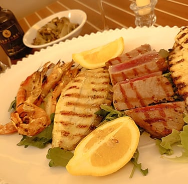 Grigliata di pesce con filetto, gamberi e calamari servita al ristorante Sant’Andrea