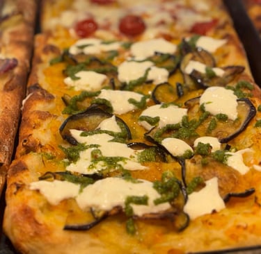 Selezione di pizze al taglio con ingredienti diversi da OTTO Pizza Milano