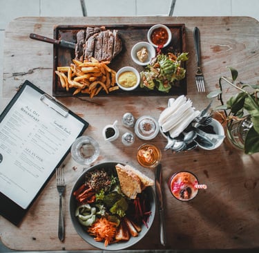 Tavolo con piatti e menù in contesto horeca, simbolo del settore ristorazione e food service