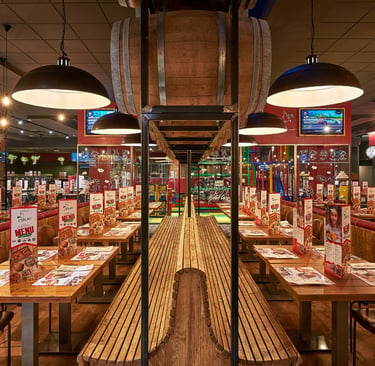 Sala interna del ristorante Pollicino con area family e giochi