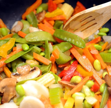 Verdure miste in padella per una dieta ricca di vegetali e nutrienti