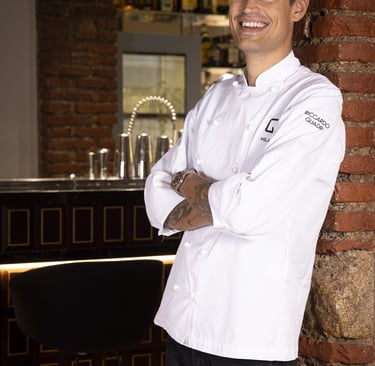 Ritratto dello chef e patron Riccardo Quadri all'interno del suo bistrot milanese.