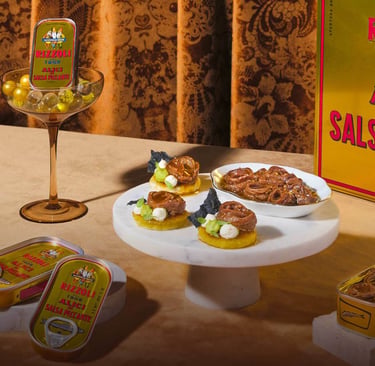 Alici in Salsa Piccante Rizzoli Emanuelli con preparazione gastronomica e confezioni storiche del marchio