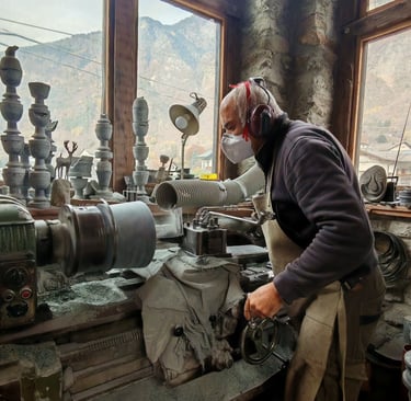 Roberto Lucchinetti nel laboratorio artigianale di pietra ollare