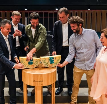Il taglio della forma di Branzi stagionato durante l'inaugurazione di GNAM a ChorusLife.