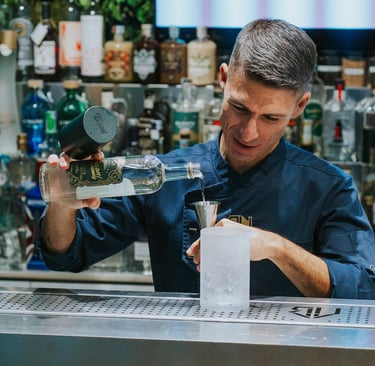 Bruno Vanzan mentre prepara un cocktail con Gin Superfine Tassoni