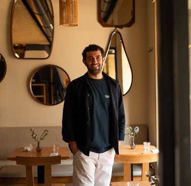 Tommaso Coppola, chef e cofondatore di Giardì, nel ristorante plant-based di Milano