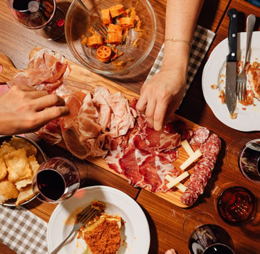 Tagliere di salumi misti con gnocco fritto e vino rosso