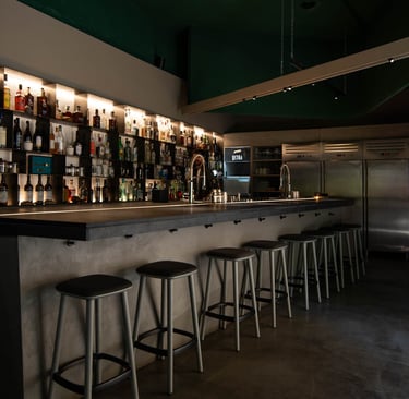 Il bancone bar di ULTRA Milano, cuore della mixology