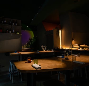 Gli ambienti di ULTRA Milano con luci soffuse e social table