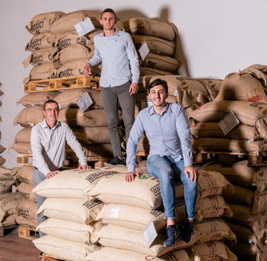 Famiglia Corsini nel magazzino del caffè tra sacchi di juta