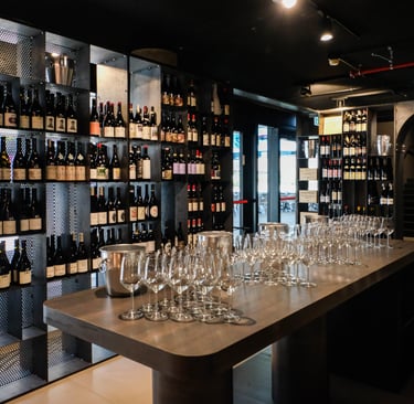 L'enoteca di GNAM con centinaia di etichette e area degustazione