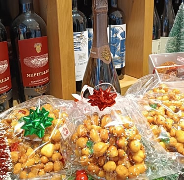 La vetrina natalizia di Malia Milano, tra prodotti gastronomici e idee regalo per le Feste.