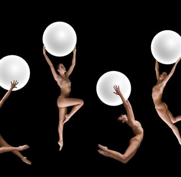 No Gravity Theatre con sfere bianche in movimento coreografico