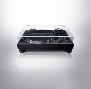 Tocadiscos profesional Technics SL-1210MK7 para DJ en vista perspectiva con tapa transparente