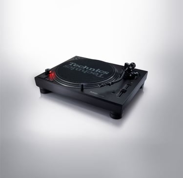 Tocadiscos profesional Technics SL-1210MK7 para DJ en vista perspectiva