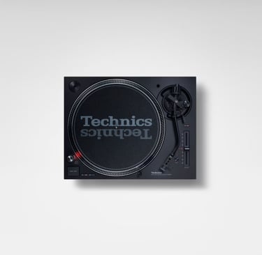 Vista superior del tocadiscos Technics SL-1210MK7 con plato y controles para DJ