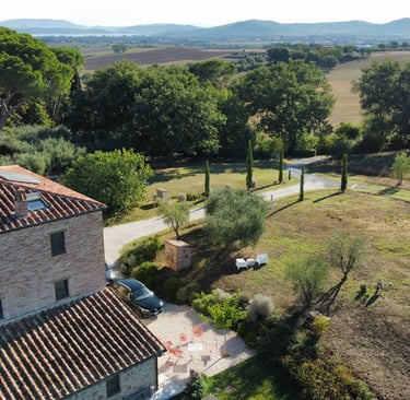 Villa Alta, location de villa contemporaine avec piscine en Ombrie