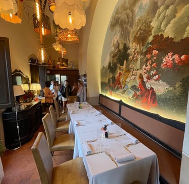 Dîner de groupe dans une salle privatisée ornée d'une fresque, expérience gastronomique organisée po