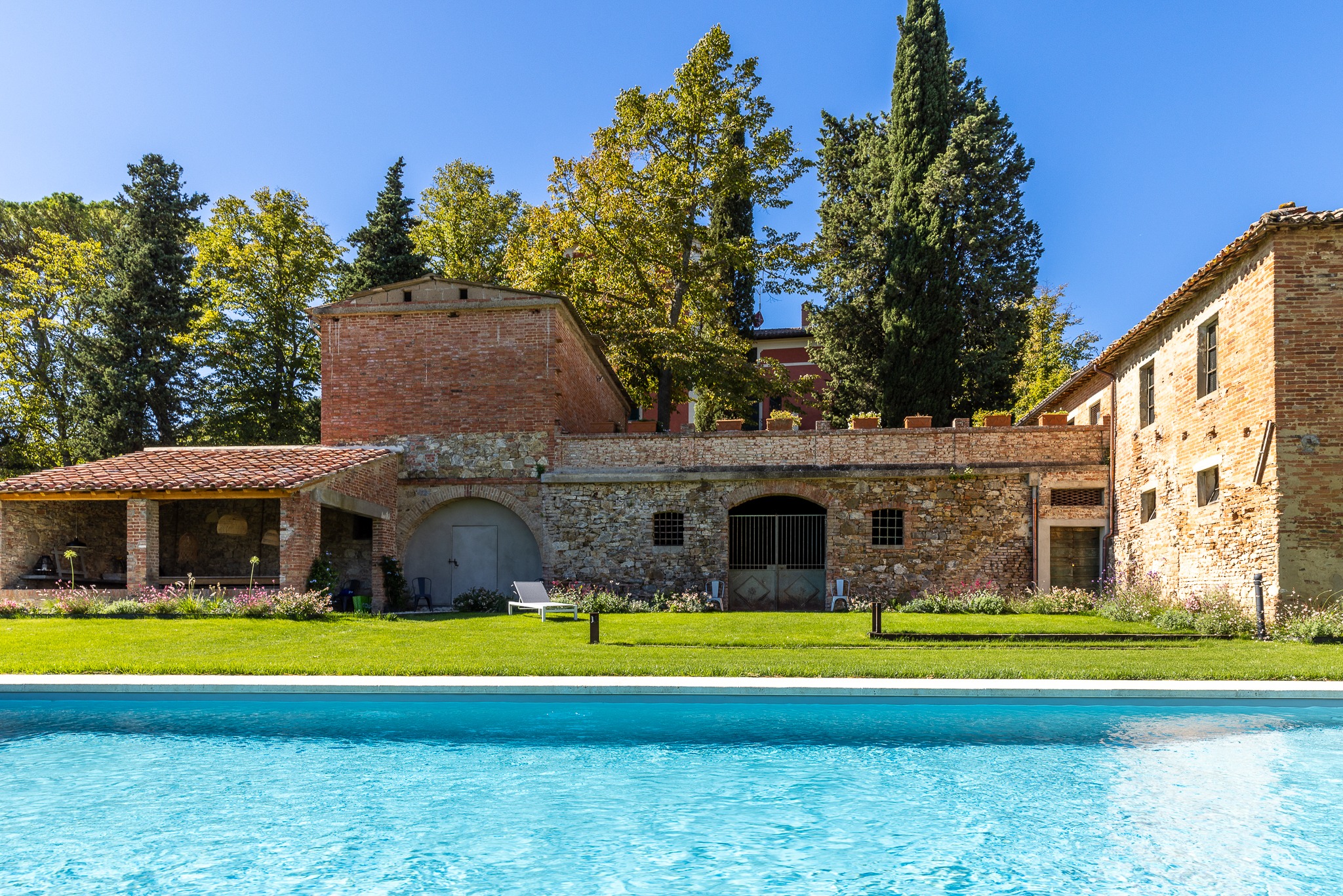 Façade côté piscine de Villa Violetta, demeure de prestige de 1850 en Ombrie