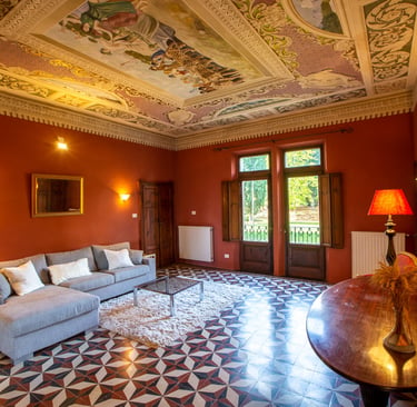 Salon historique de Villa Violetta avec plafond peint et sol à damier