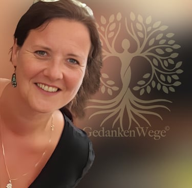 Portrait von Christine Cleve vor dem Logo von GedankenWege, #GedankenWege