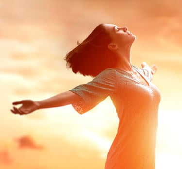 Personne les bras ouvert dans une ambiance lumineuse de bien-être