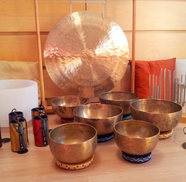 Bols chantants, carillons, gong et diapasons thérapeutiques utilisés en sonothérapie