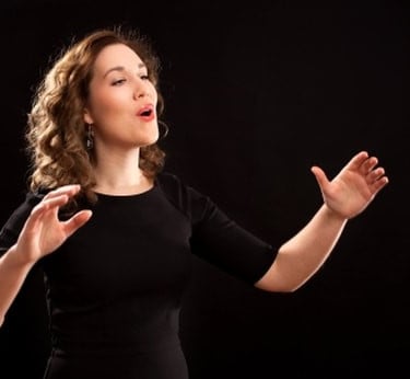 Personne chantant lors d'un cours de chant ou d'un travail vocal
