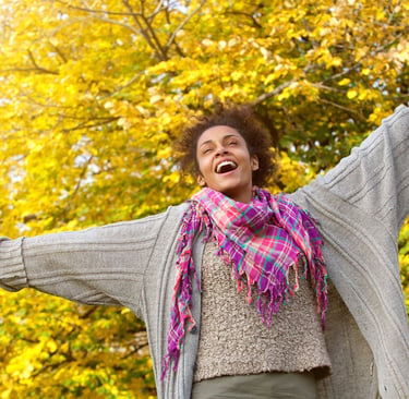 Personne exprimant une sensation de bien-être et de détente en pleine nature