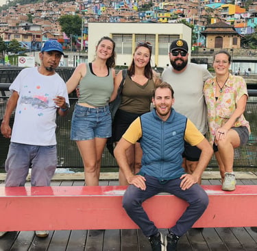 Visiteurs accompagnés d'un guide local et de Tom dans la Comuna 3 à Medellín