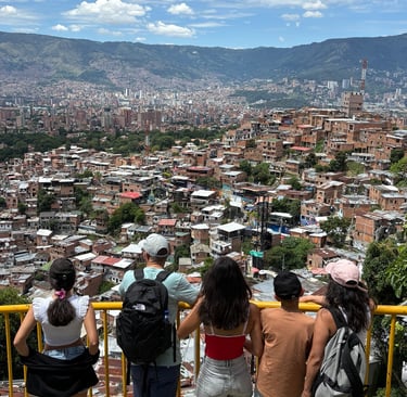 Vue panoramique sur la Comuna 3 à Medellín avec des voyageurs découvrant le quartier