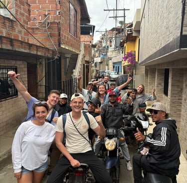 Voyageurs échangeant avec les habitants de la Comuna 3 à Medellín lors d'une expérience immersive.