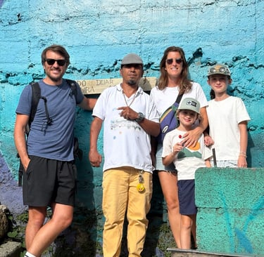 Famille accompagnée d'un leader social dans la Comuna 3 à Medellín pendant une visite authentique.