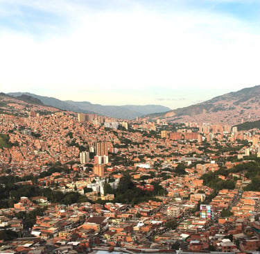 Vue panoramique de Medellín depuis la Comuna 3 avec les quartiers construits sur les collines