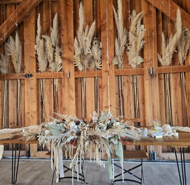 Décoration de table de mariage en graminées et fleurs séchées, créée par l'Ensorce'Fleurs