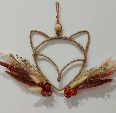 Petit renard suspendu dans les tons beige/orangé crée par L'Ensorce'Fleurs