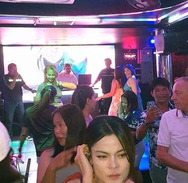 Thai women having fun at Panama Club, Hua Hin in Thailand