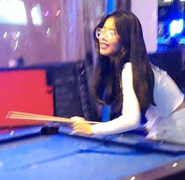 Thai woman playing pool at Wonderland 2 in Hua Hin