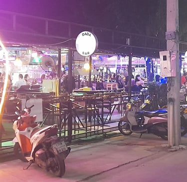 Street view of bars at Wonderland 2 in Hua Hin