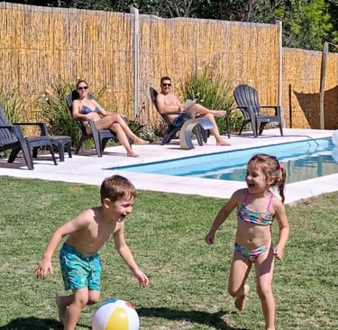 El Refugio - Huéspedes en piscina y parque3