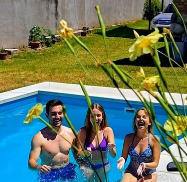 El Refugio - Huéspedes en piscina y parque2