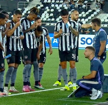 Martim Anselmi dando instruções na beira campo