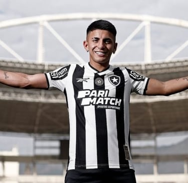 Thiago Almada no estádio Nilton Santos com a camisa Botafogo