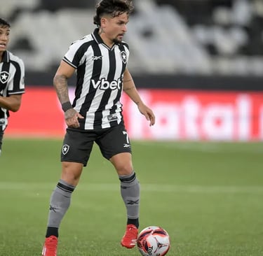 Artur jogador do botafogo conduzindo a bola