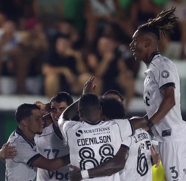 Time Botafogo comemora primeiro gol de Justino 