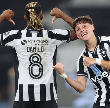 Danilo e Montoro comemorando gol botafogo